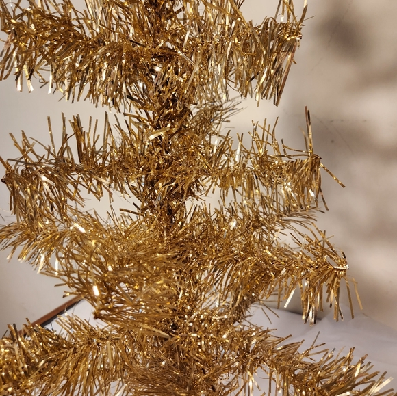 Vintage 24" Gold Aluminum Table Top Tinsel Christmas Tree With Wooden Base - Picture 11 of 11